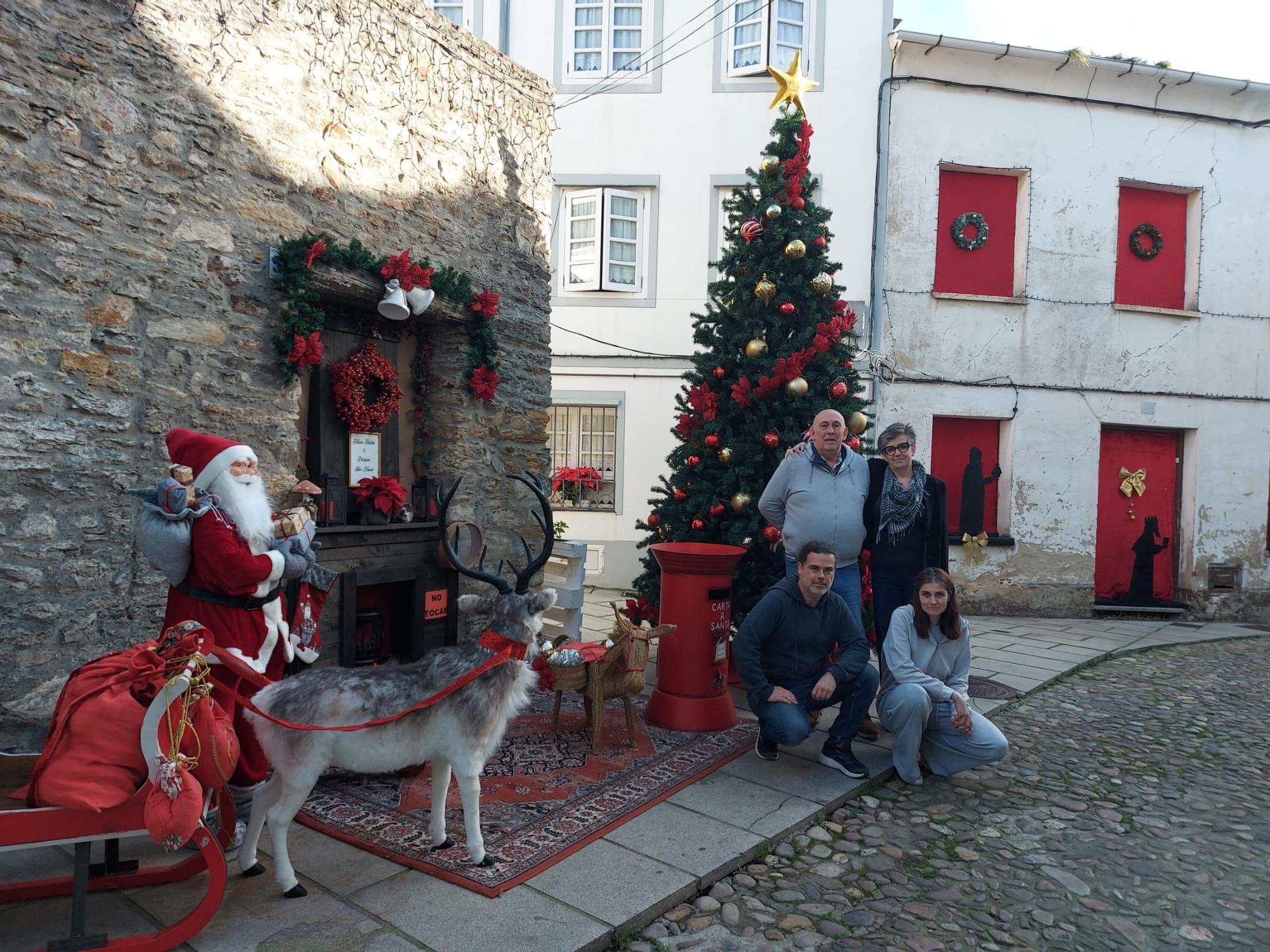 En imágenes: Los Amigos del Árbol transforman Castropol en un pequeño cuento navideño