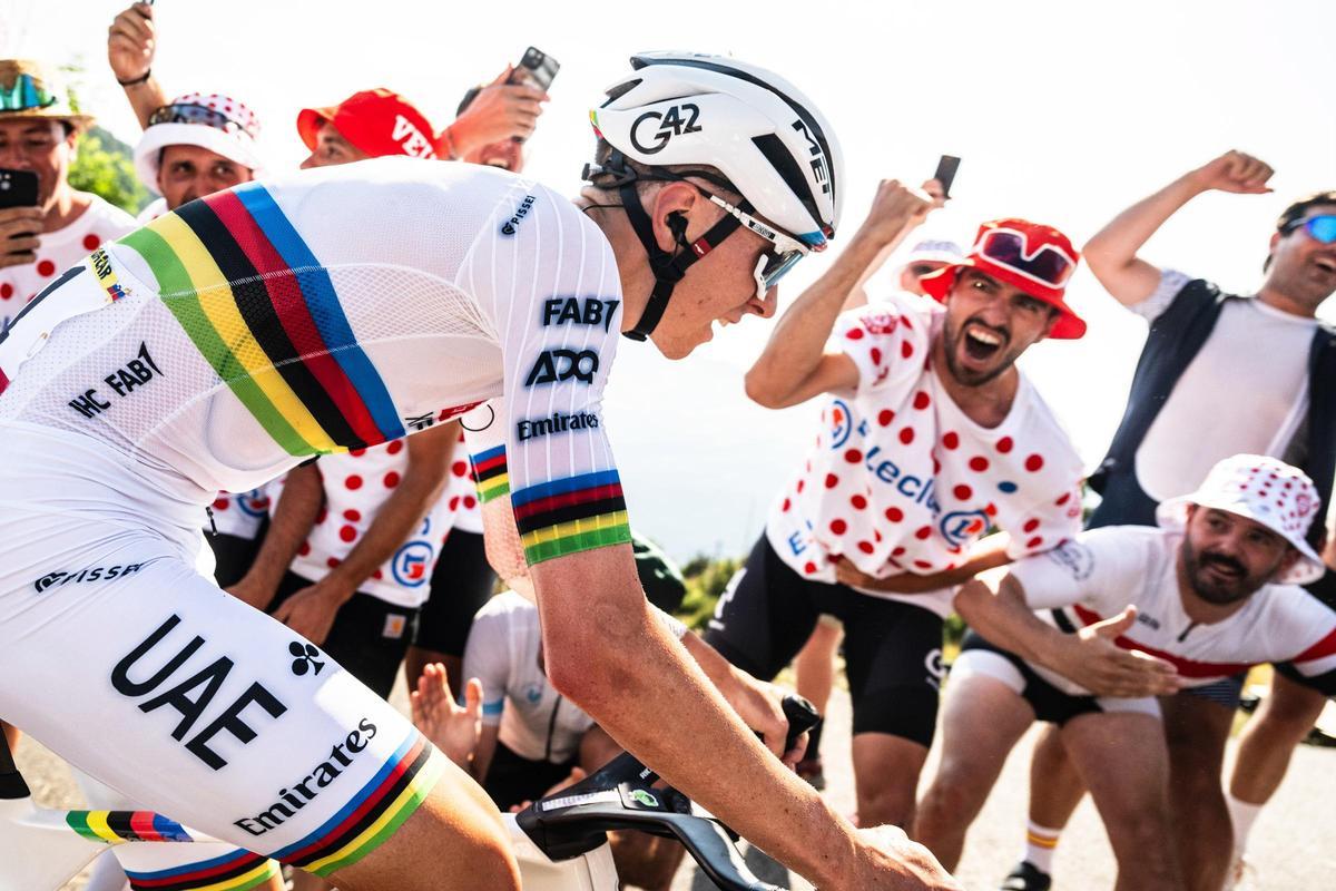 Pogacar, con la camiseta de campeón del mundo.