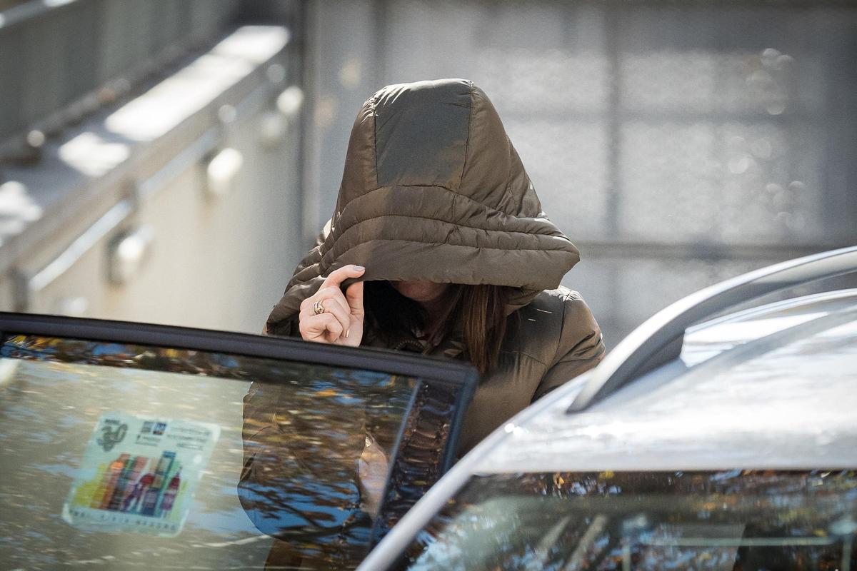 La ex militante socialista Leire Díez a su salida de la Audiencia Nacional, el 13 de diciembre de 2025, en Madrid (España). El juez central de instrucción número 6 de la Audiencia Nacional, Antonio Piña, le ha puesto en libertad provisional con medidas cautelares