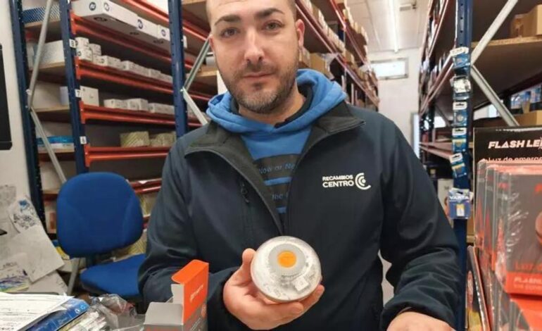 BALIZAS V16 | El encargado de una tienda de recambios, Nabil Kasasni: «Las balizas V16 de calidad sí deben conectarse a la aplicación de la DGT, desconfiad de las baratas»