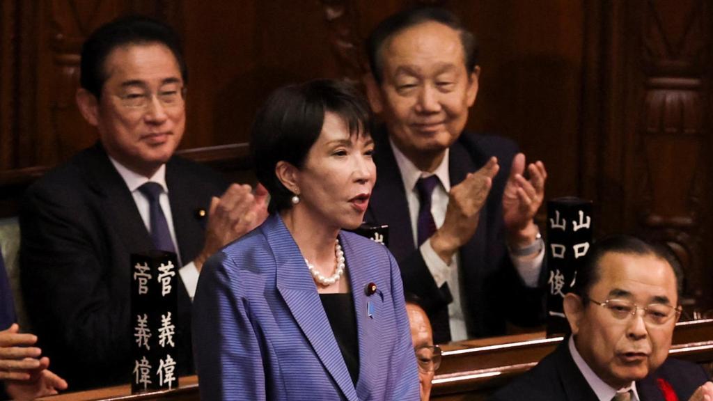 Sanae Takaichi recibe los aplausos del resto de parlamentarios tras ser elegida primera ministra.