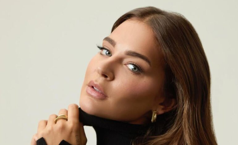 Laura Escanes lleva las joyas doradas que las ‘millennials’ querrán lucir estas navidades