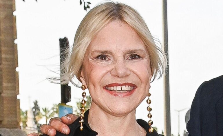 Eugenia Martínez de Irujo tiene el vestido de rayas perfecto para el invierno: de punto y calentito