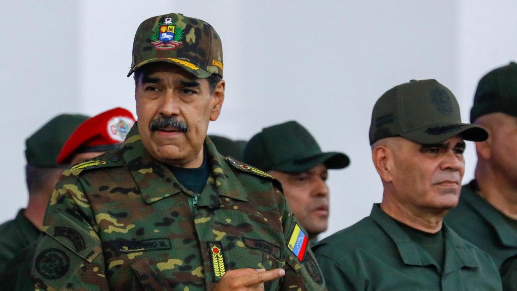 El presidente venezolano, Nicolás Maduro, se dirige a miembros de las fuerzas armadas, la Milicia Bolivariana, policías y civiles durante una manifestación contra una posible escalada de acciones estadounidenses hacia el país.
