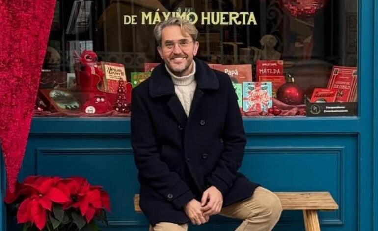 Imágenes del día: Máximo Huerta reaparece junto a su madre en un momento muy especial de su librería