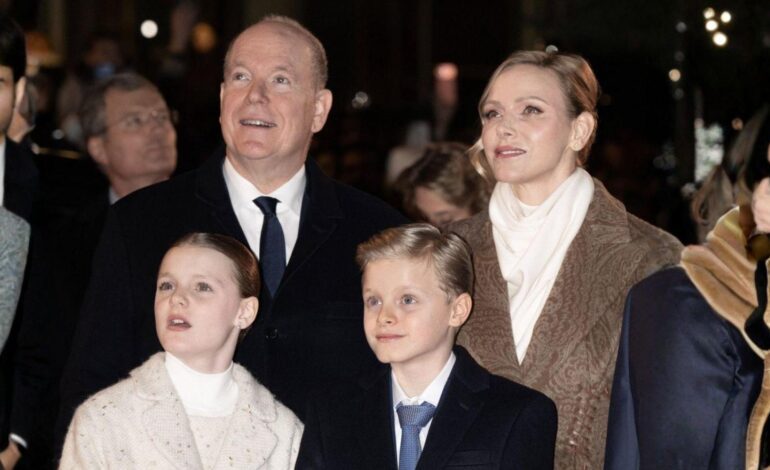 Jacques y Gabriella, los mellizos de Alberto y Charlène de Mónaco, roban el protagonismo en el encendido de Navidad