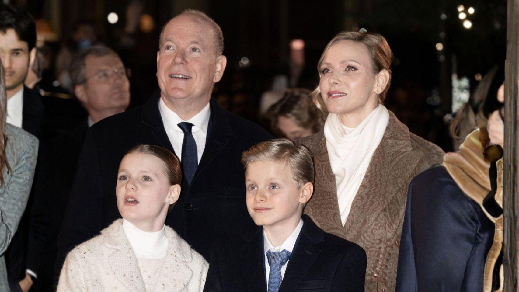 Jacques y Gabriella, los mellizos de Alberto y Charlène de Mónaco, roban el protagonismo en el encendido de Navidad