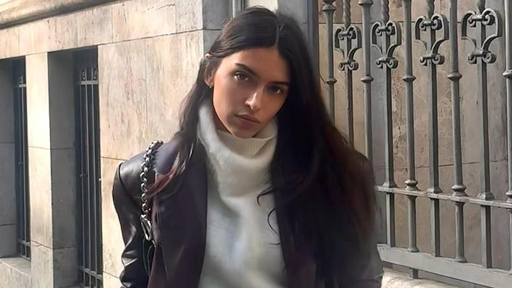 Lucía Rivera apuesta por un mini bolso de Louis Vuitton que puedes comprar en tiendas de segunda mano