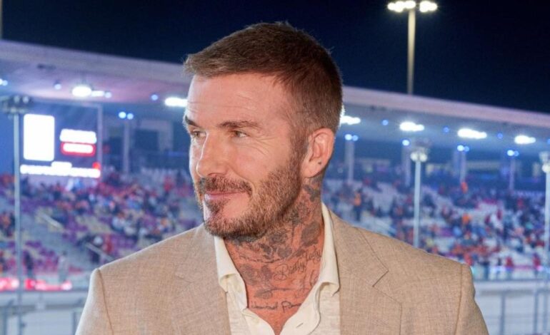 Suma a un traje de color camel este reloj y te convertirás en el mejor vestido de esta Navidad: palabra de David Beckham
