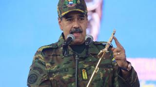 El presidente de Venezuela, Nicolás Maduro, habla empuñando la Espada del Perú.