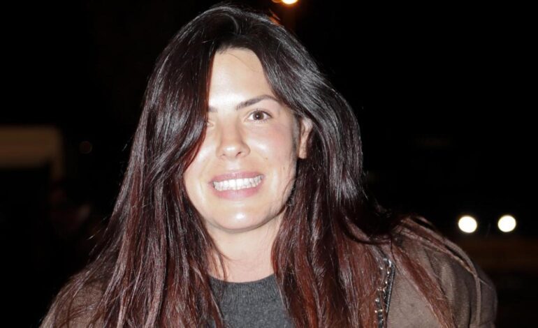 Laura Matamoros, a contrarreloj, sale de su casa en albornoz para llevar a sus dos hijos al entrenamiento de fútbol