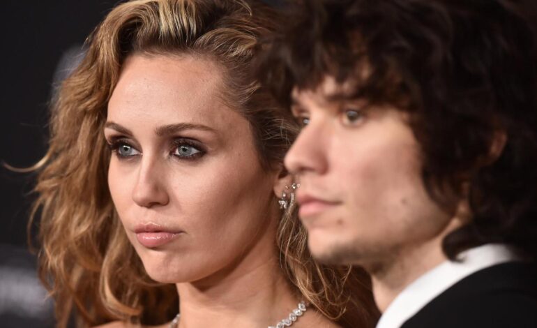 Miley Cyrus se compromete con su pareja, Maxx Morando, tras cuatro años de relación