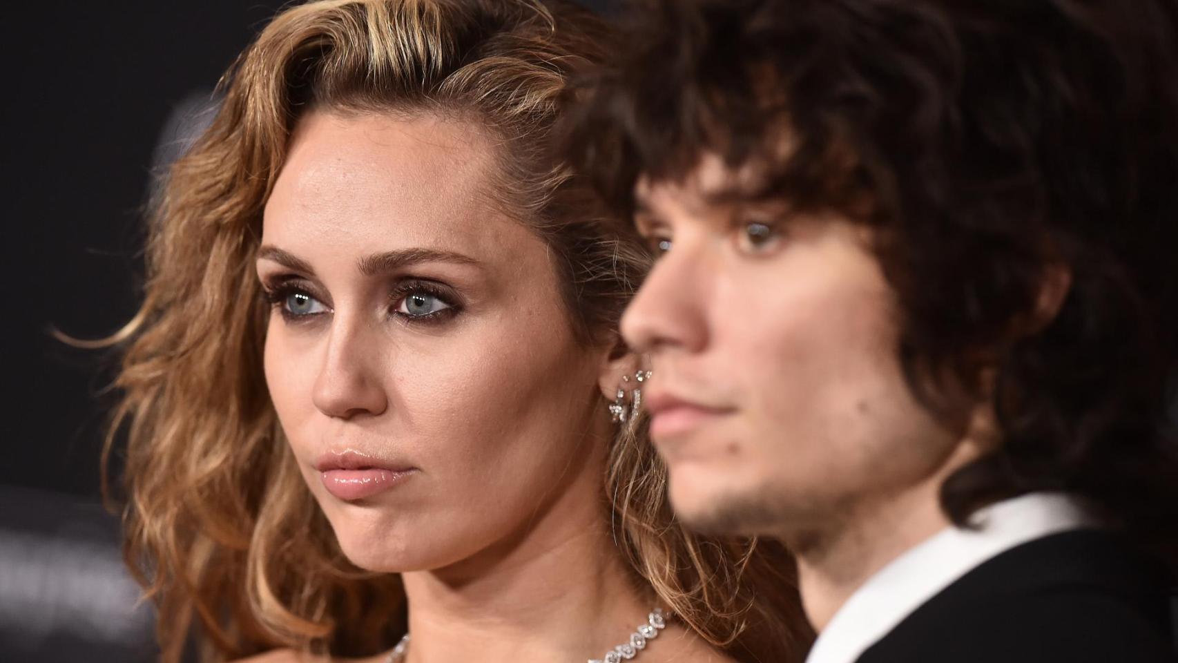 Miley Cyrus se compromete con su pareja, Maxx Morando, tras cuatro años de relación