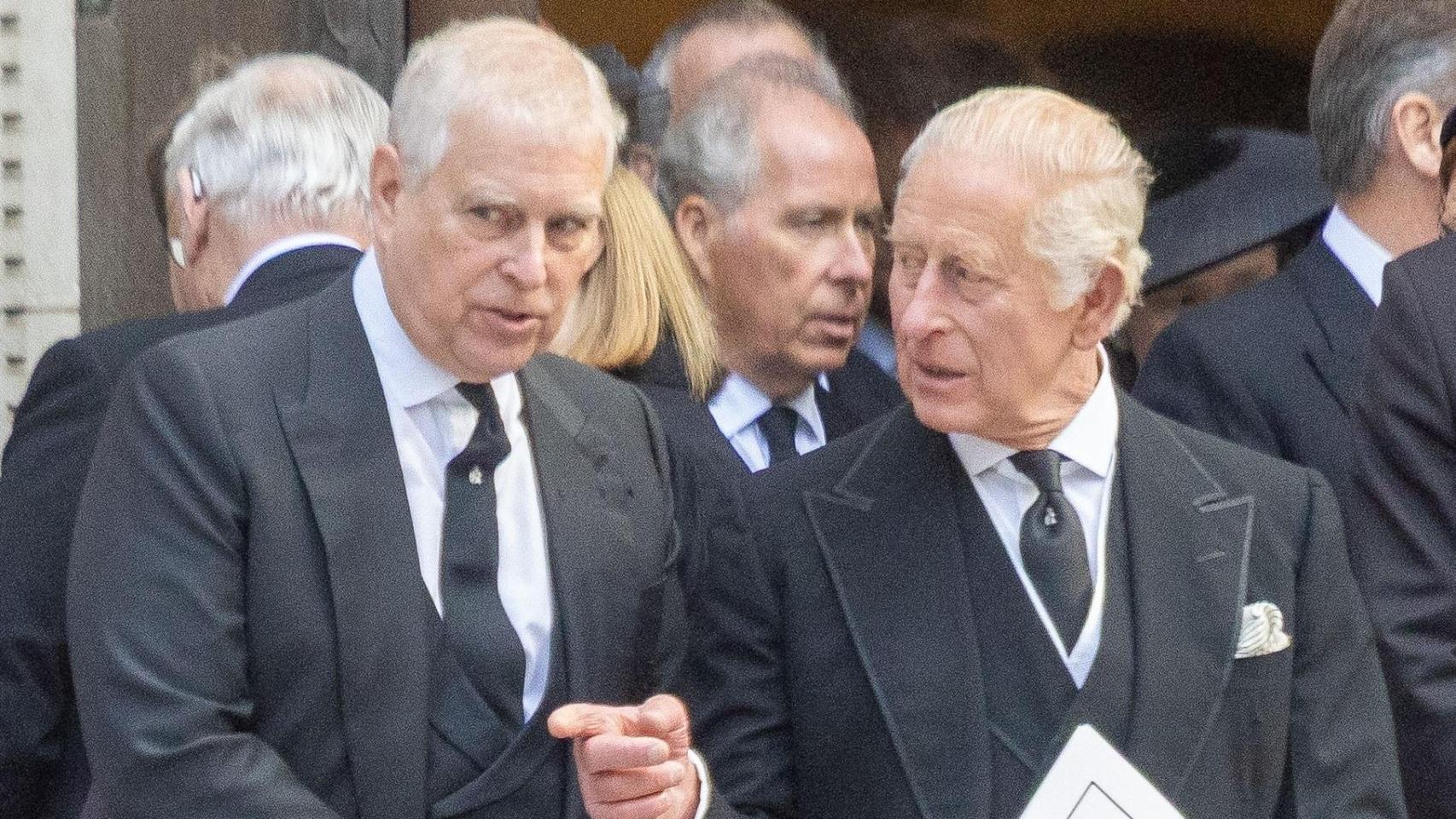 el Parlamento auditará su patrimonio tras el escándalo del príncipe Andrés