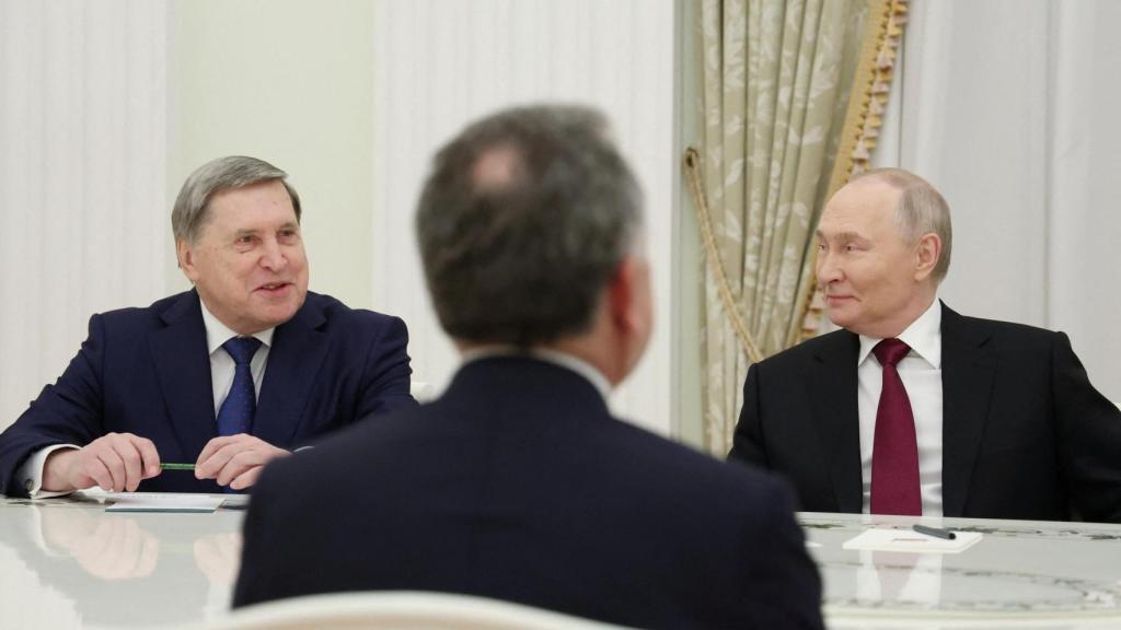 Yuri Ushakov y Vladimir Putin durante el encuentro con Steve Witkoff, de espaldas en esta foto.