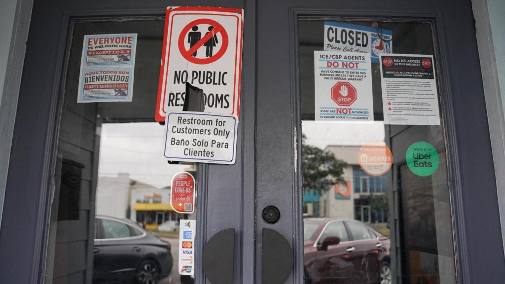 Cartel que indica que no se permite el acceso al Servicio de Inmigración y Control de Aduanas (ICE) este miércoles en una taquería de Nueva Orleans.