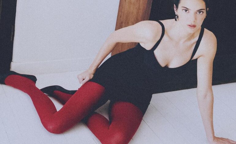 Kendall Jenner y Calzedonia celebran la llegada de la Navidad con los pantis rojos que más estilizan