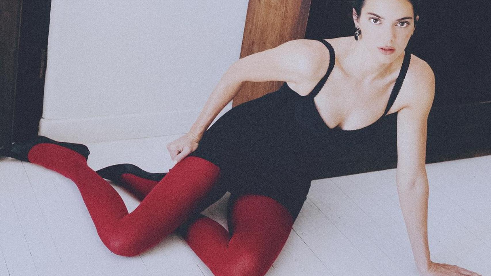 Kendall Jenner y Calzedonia celebran la llegada de la Navidad con los pantis rojos que más estilizan