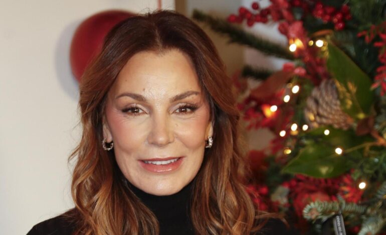 es marrón, satinado, de Primark y cuesta 56 euros