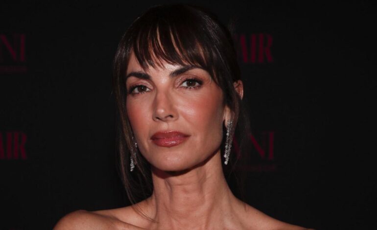 ¡Lencería a la vista! Eugenia Silva combina esmoquin con ‘bralette’, el combo ideal para ser la invitada más elegante