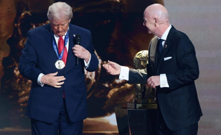 la FIFA le entrega un galardón de reciente creación tras perder el Nobel