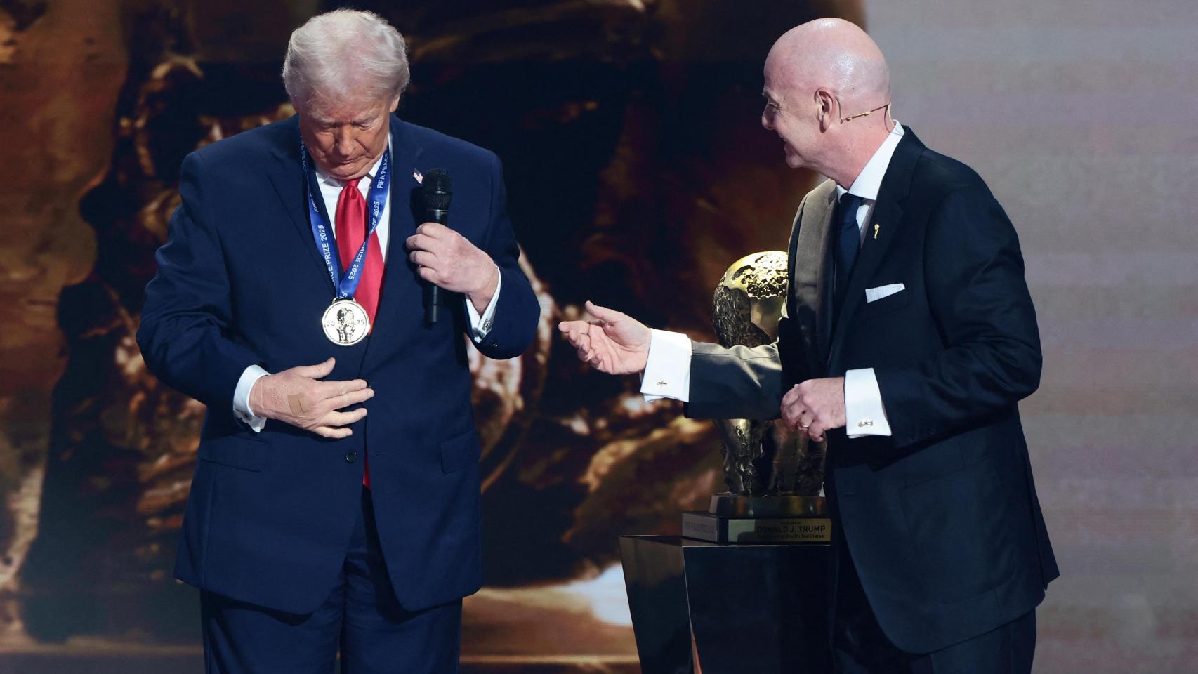 la FIFA le entrega un galardón de reciente creación tras perder el Nobel