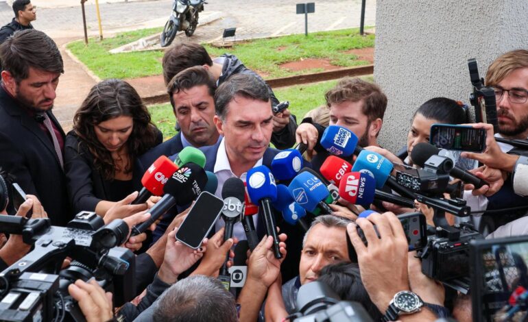 El senador Flávio Bolsonaro, el hijo mayor del exmandatario encarcelado, será candidato a la presidencia de Brasil en 2026