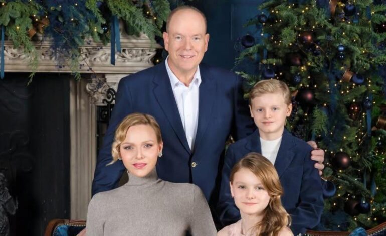 El perro chihuahua de Alberto y Charlène de Mónaco se cuela en el posado familiar de Navidad con sus mellizos Jacques y Gabriella