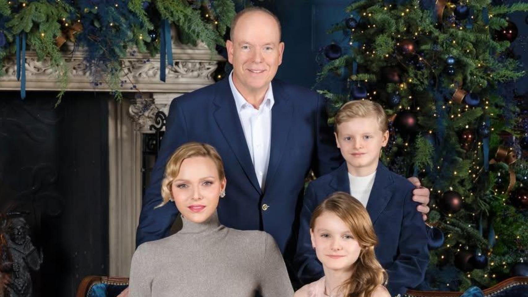 El perro chihuahua de Alberto y Charlène de Mónaco se cuela en el posado familiar de Navidad con sus mellizos Jacques y Gabriella