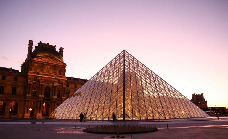 una fuga en una antigua tubería, que estaba en mal estado, daña obras y documentos históricos