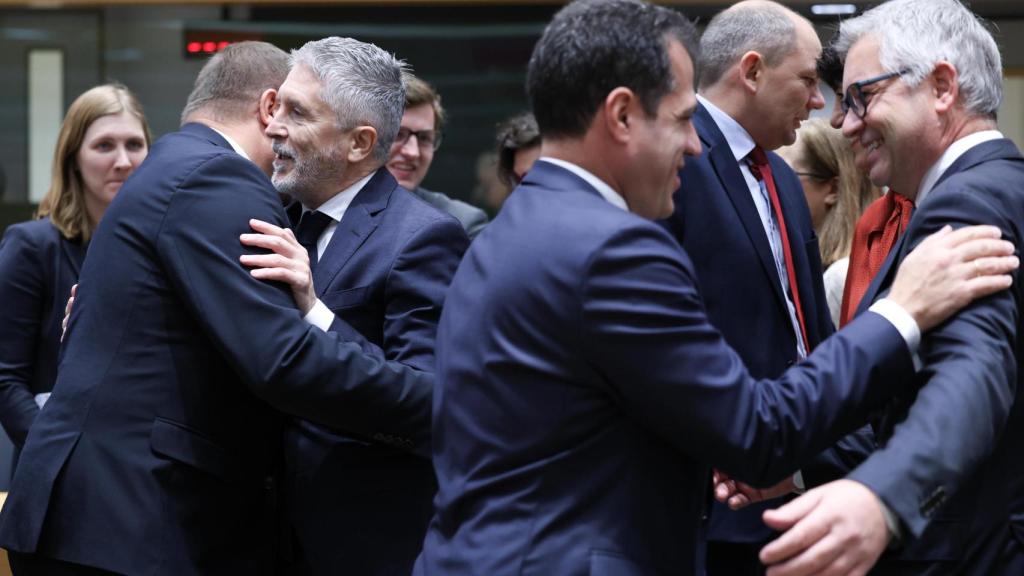 El ministro del Interior, Fernando Grande-Markaska, saluda a uno de sus compañeros durante la reunión de este lunes en Bruselas