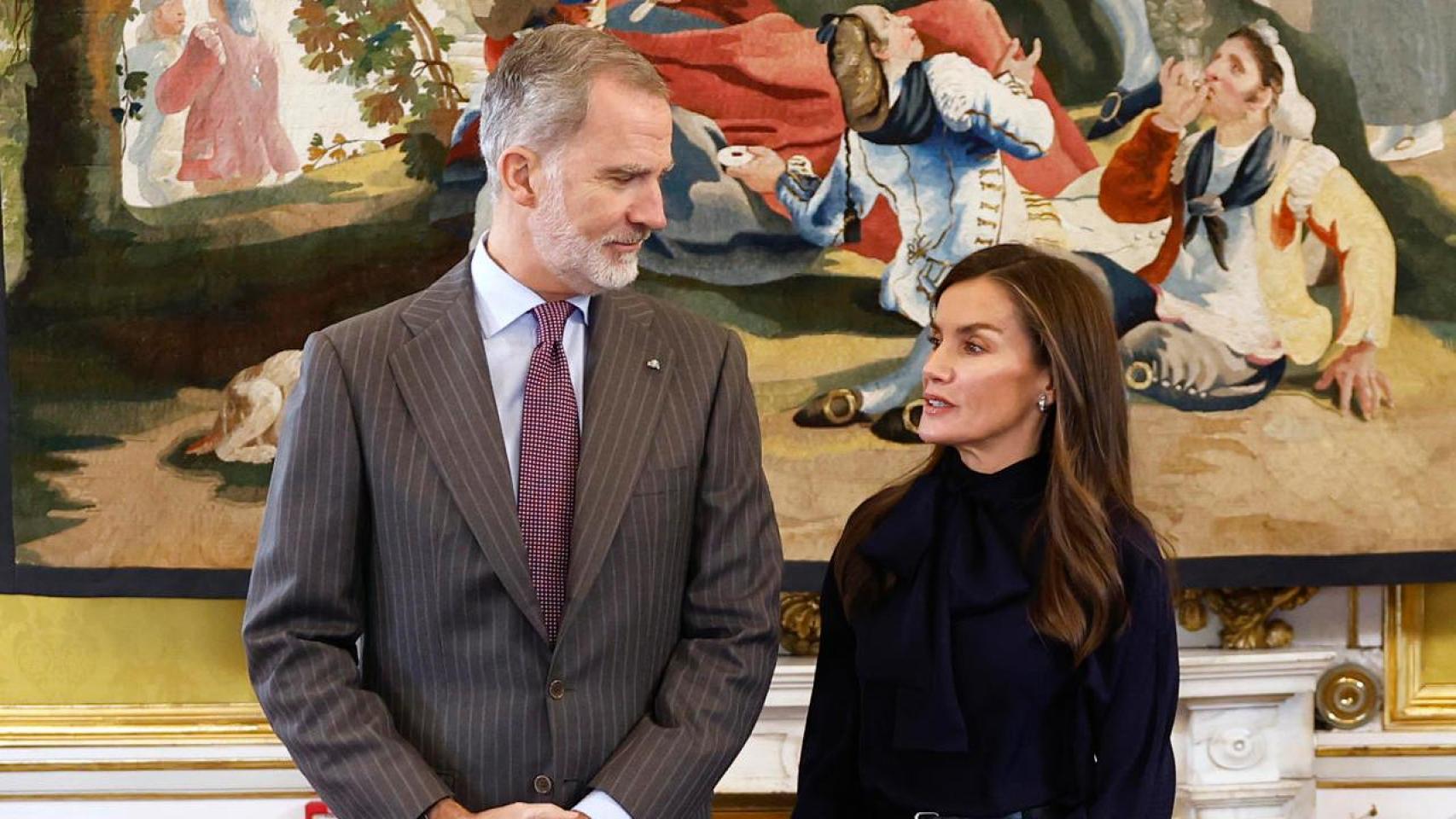 La imagen del rey Felipe VI embelesado mirando a Letizia en un acto conjunto en el Palacio Real de Aranjuez