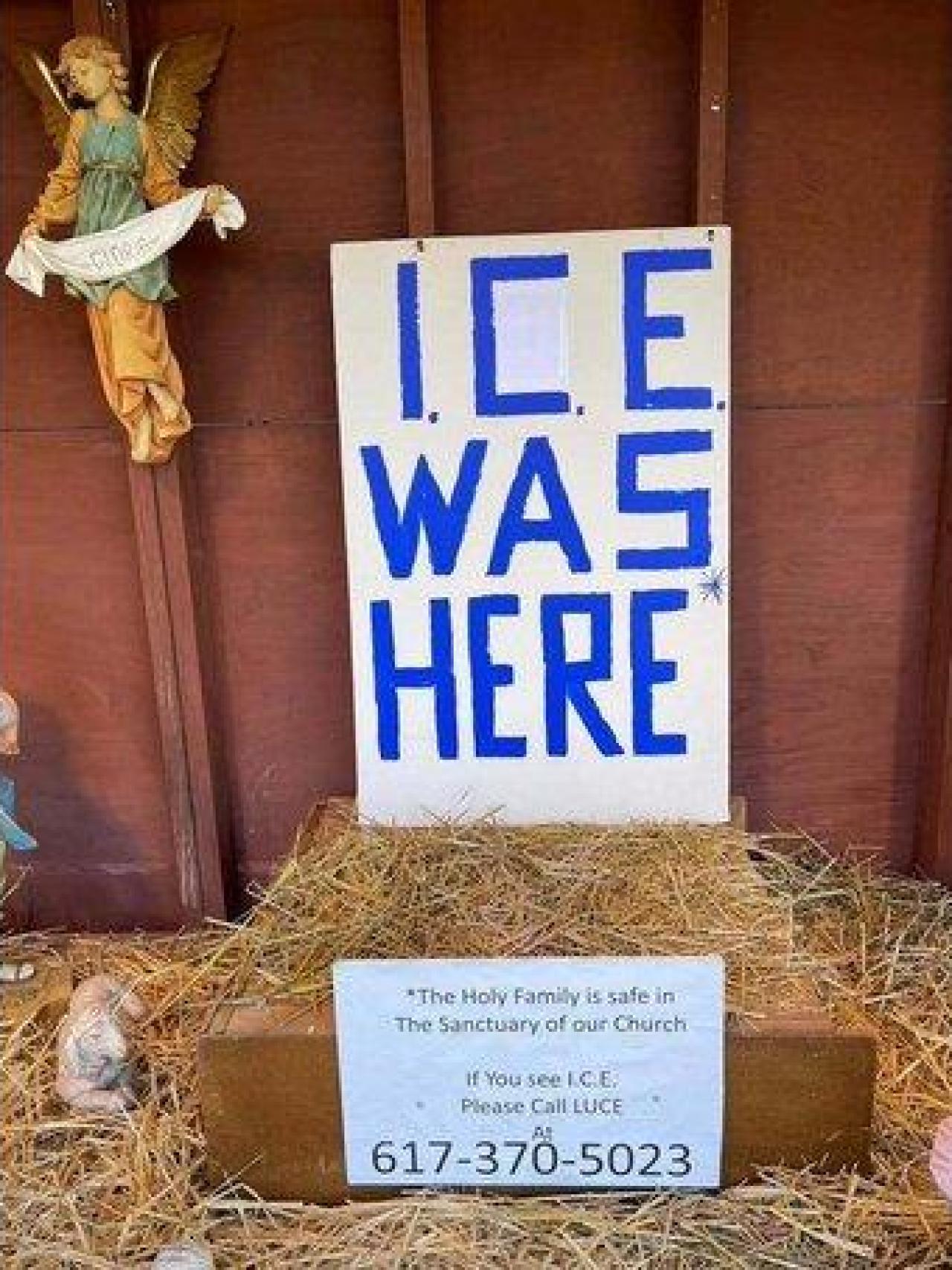 Detalle del belén en el que se nota: Aquí estuvo ICE.