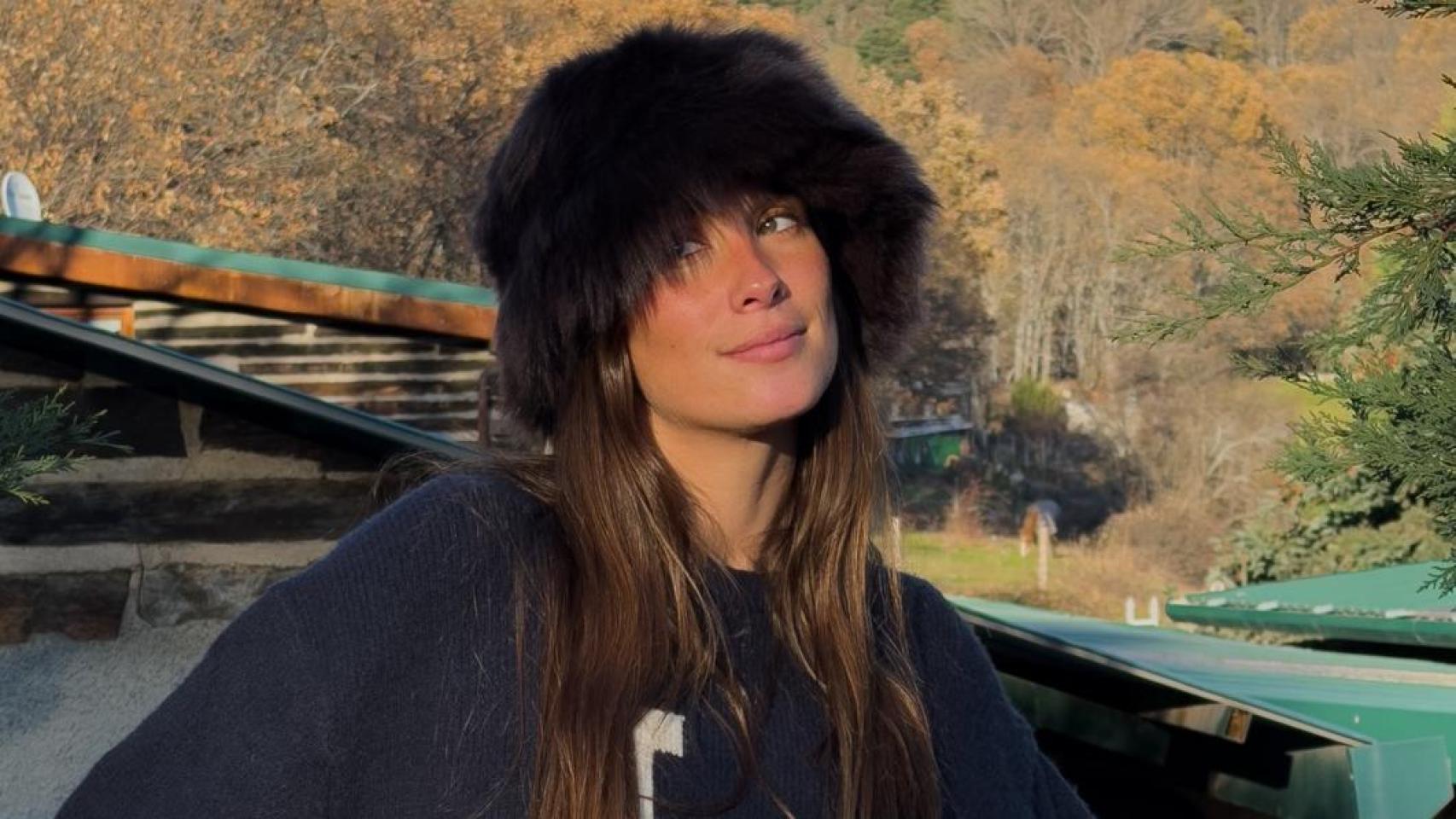 Copia el jersey beisbolero de María Pombo si quieres lucir cómoda y ‘trendy’ en la recta final de tu embarazo