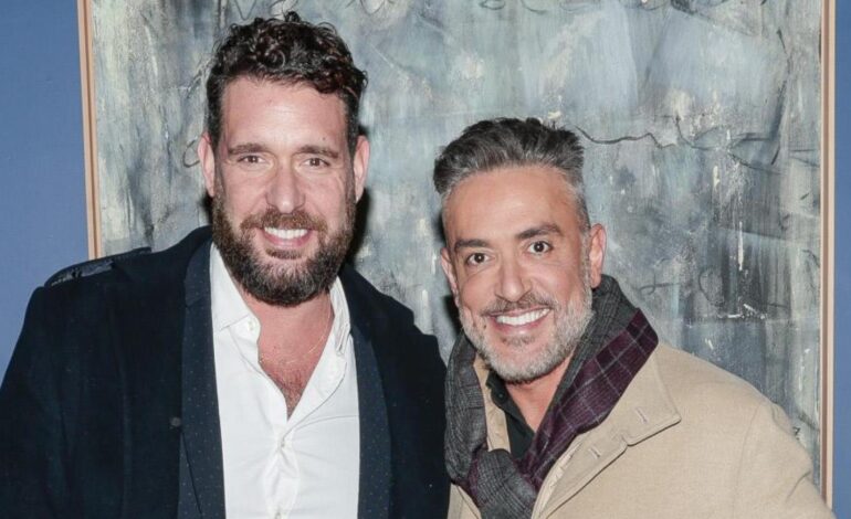 La Policía cierra el local de Kiko Hernández y su marido, Fran Antón, se encadena a la puerta y declara una huelga de hambre