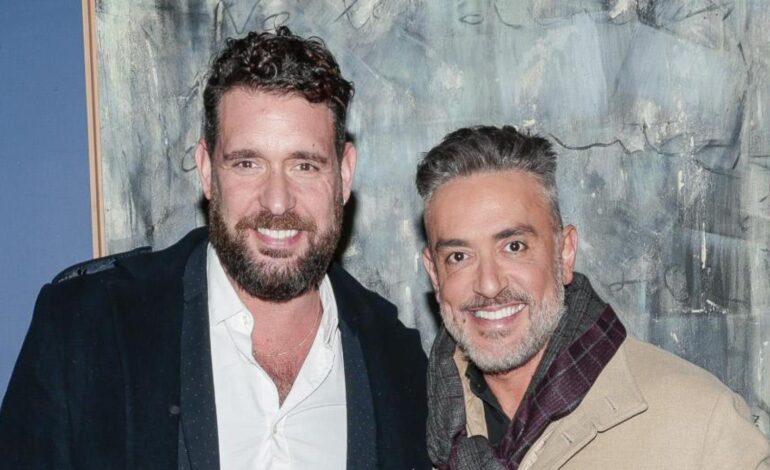 Kiko Hernández y Fran Antón, atendidos de urgencia tras 48 horas en huelga de hambre encadenados a su local