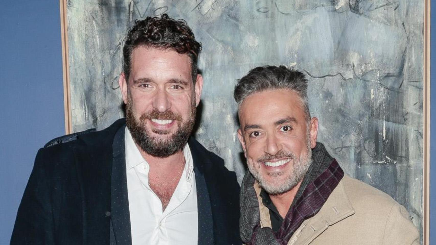 Kiko Hernández y Fran Antón, atendidos de urgencia tras 48 horas en huelga de hambre encadenados a su local