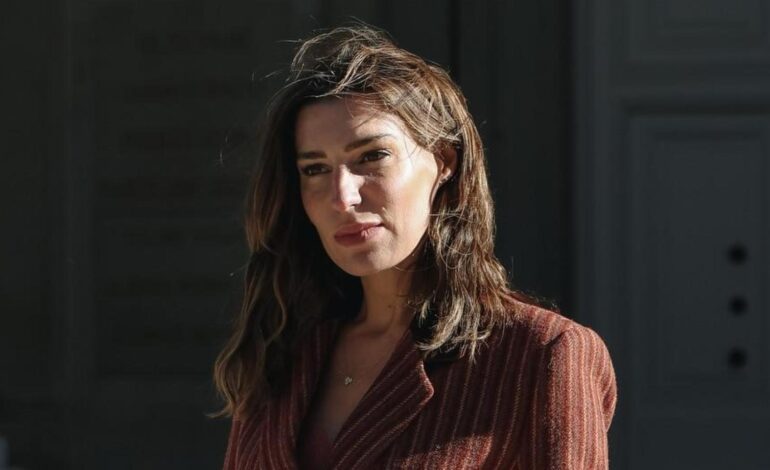 los detalles de su ‘blazer’ y sus botines de tacón