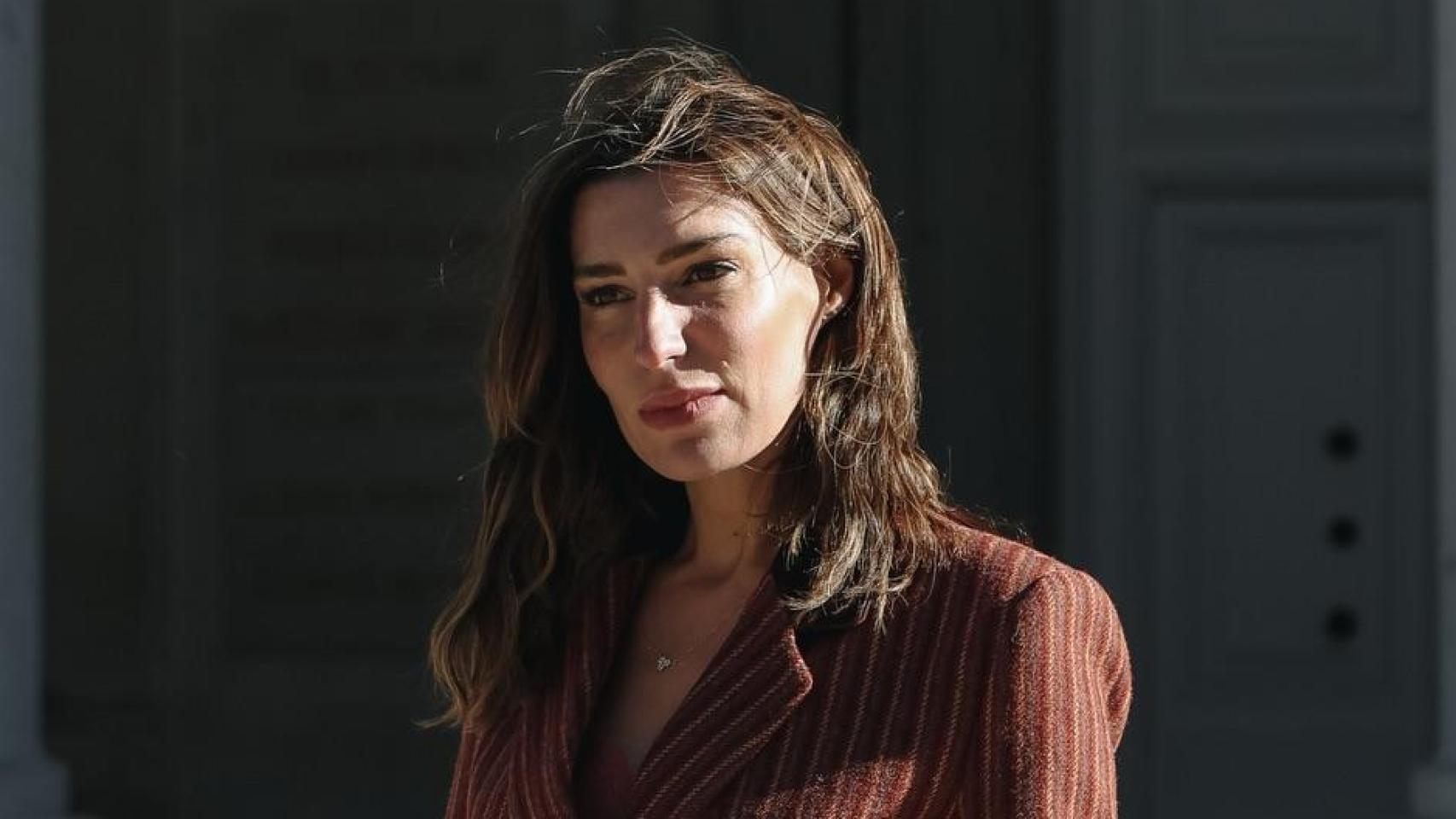 los detalles de su ‘blazer’ y sus botines de tacón