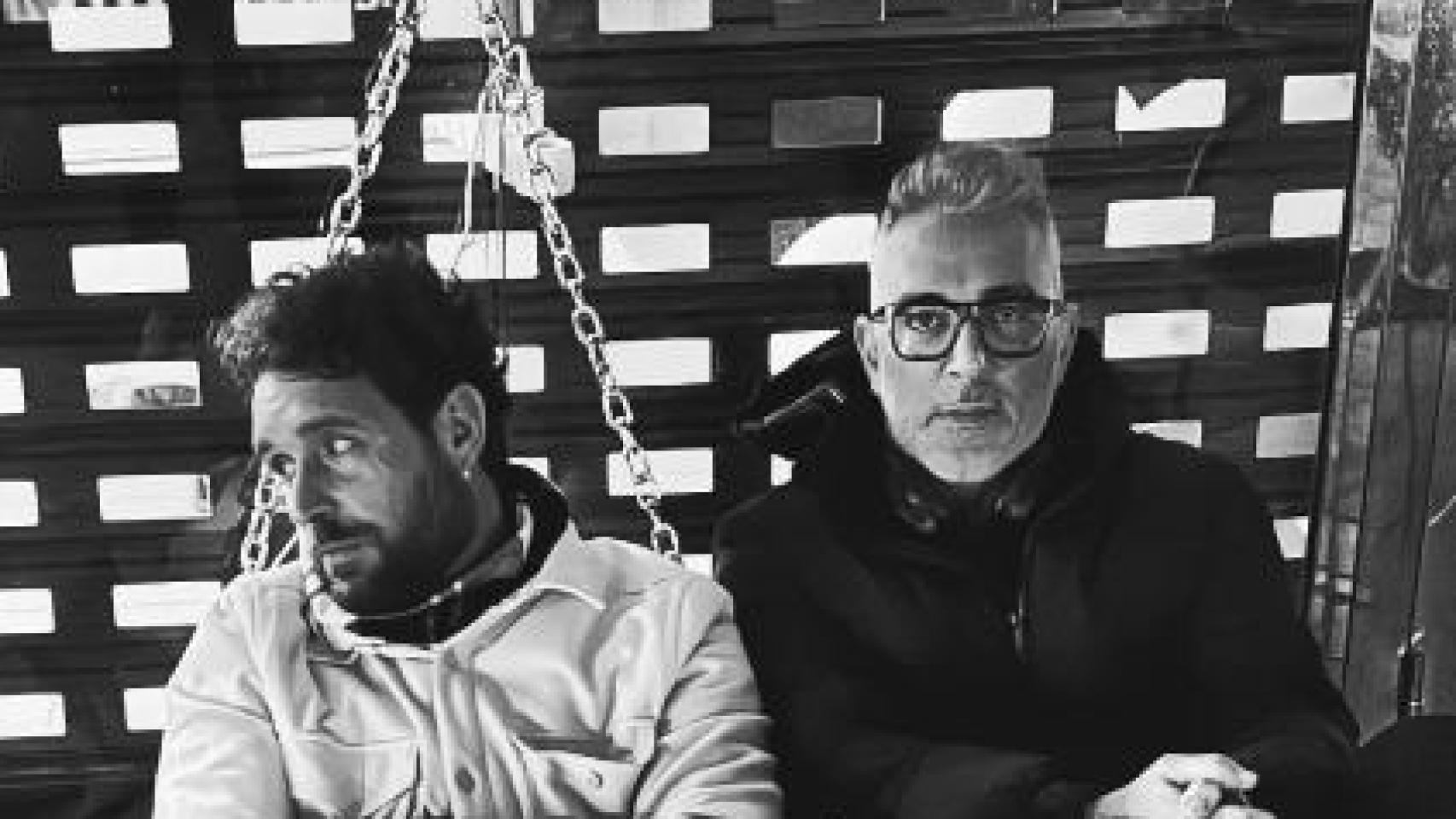 Kiko Hernández, amenazado de muerte, se encadena junto a su marido Fran Antón en Melilla y se suma a su huelga de hambre