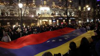 La gente sostiene una gran bandera nacional de Venezuela durante una procesión con antorchas en honor a la ganadora del Premio Nobel de la Paz de este año, la líder de la oposición venezolana María Corina Machado, en Oslo, Noruega, el 10 de diciembre de 2025.
