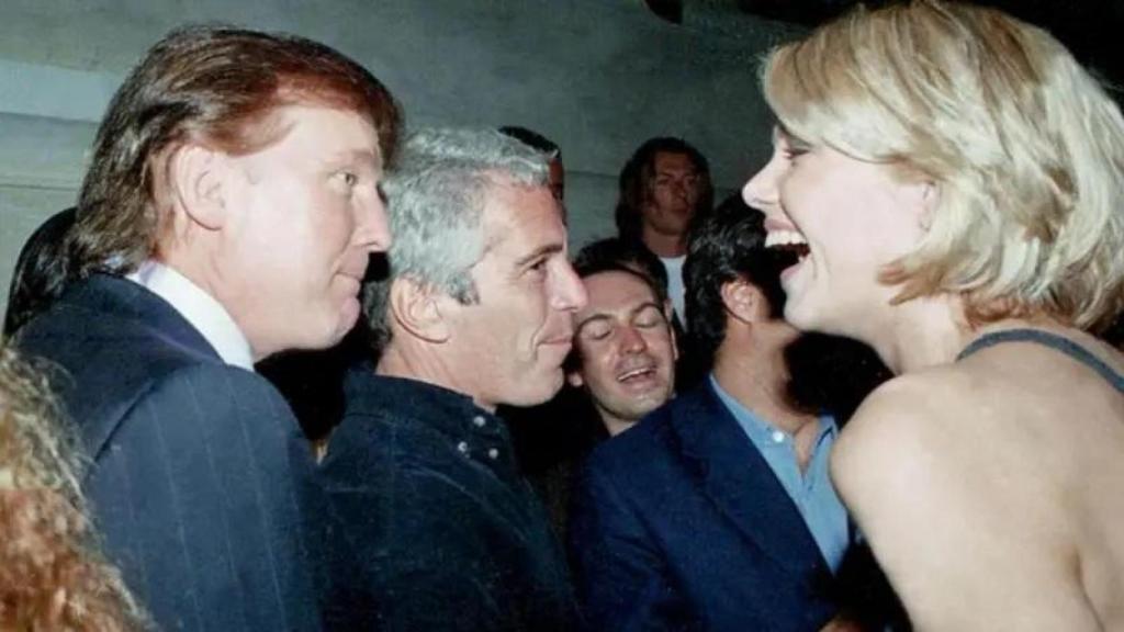 Trump y Epstein con una mujer.