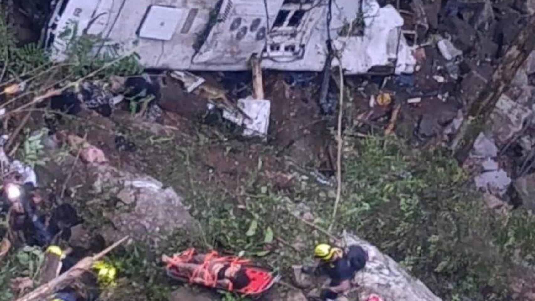 Al menos 16 muertos y 20 heridos al caer por un barranco un autobús con estudiantes en el noroeste de Colombia