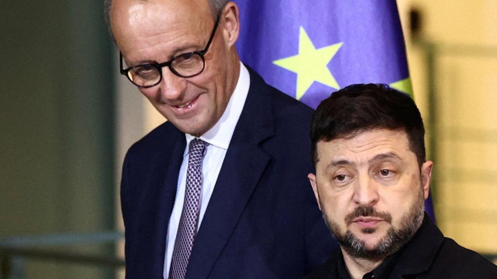 Volodímir Zelenski y el canciller Friedrich Merz ofrecen una rueda de prensa conjunta en Berlín.
