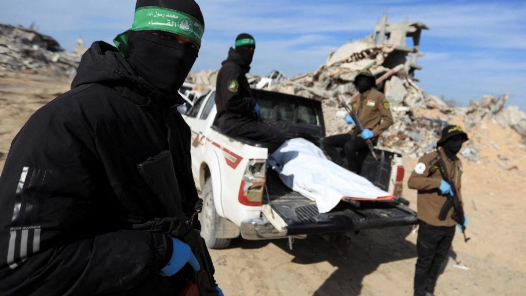 Militantes palestinos de Hamás y la Jihad Islámica recuperan el cuerpo de un rehén israelí.