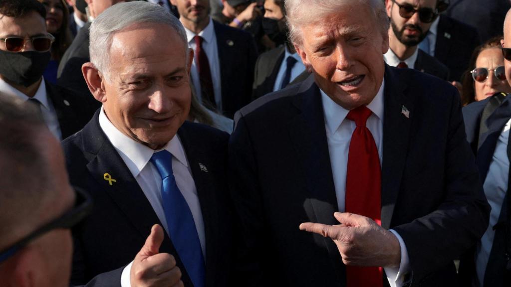 Benjamin Netanyahu posa con Donald Trump en el Aeropuerto Internacional Ben Gurion el 13 de octubre.
