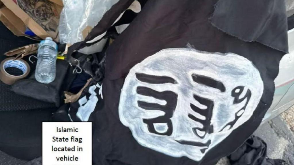 Una bandera del Estado Islámico, supuestamente encontrada por la policía en el coche de Akram.