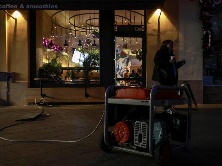 Un generador eléctrico en plena calle de la ciudad de Odessa.