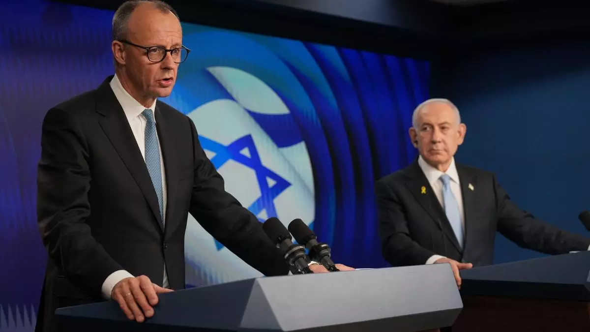 Merz le dice a Netanyahu que Israel "debe ser considerado responsable bajo el derecho internacional por sus acciones" en gaza