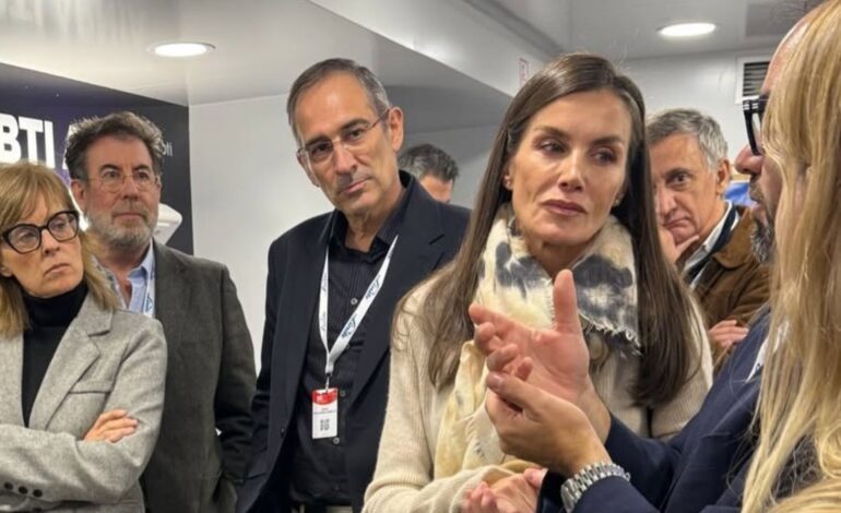 La Reina Letizia apuesta por ‘la salud del sueño’ en una visita sorpresa a la Fundación Respira junto a Marta Carazo